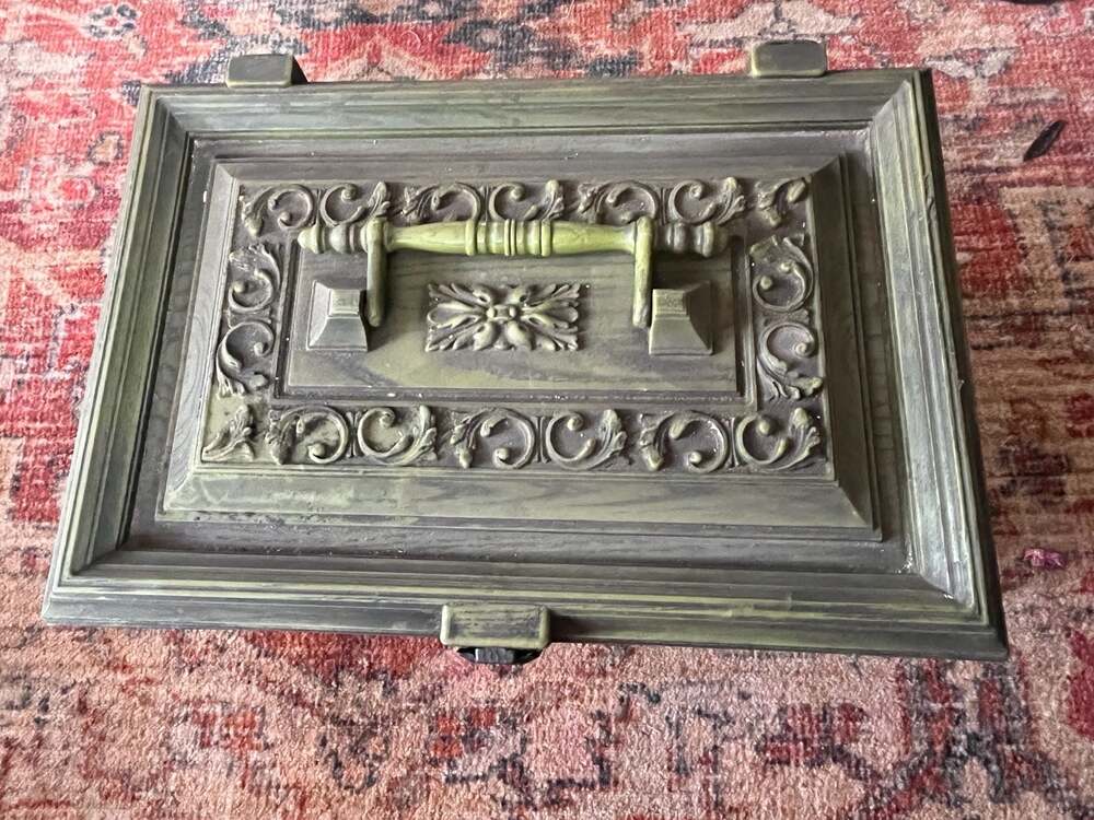 Vintage Large Avocado Green Carved-Look Sewing Box With Tray - Picture 2 of 5